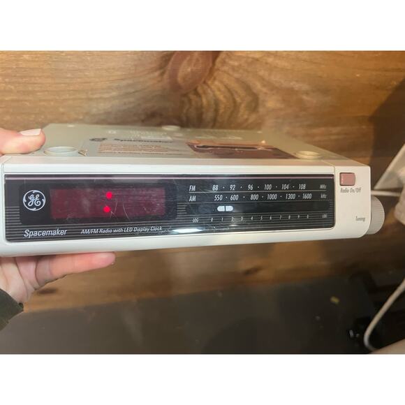 Vintage GE Spacemaker Undercabinet AM/FM Kitchen Radio with Clock Model 7-4212B - Picture 6 of 6